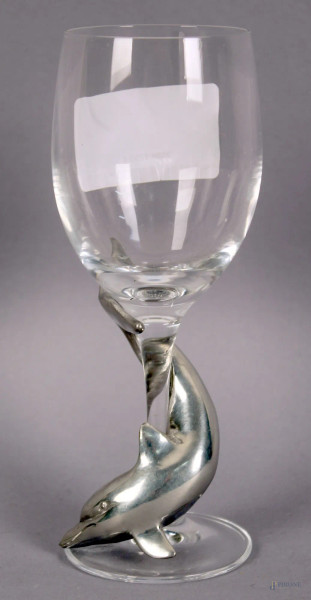 Bicchiere in cristallo con applicazione in metallo a forma di delfini.
