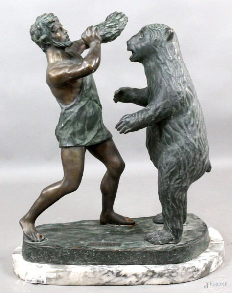 Scultore francese del XX secolo, La lotta con l&#39;orso, scultura in bronzo, altezza cm. 59, base in marmo.