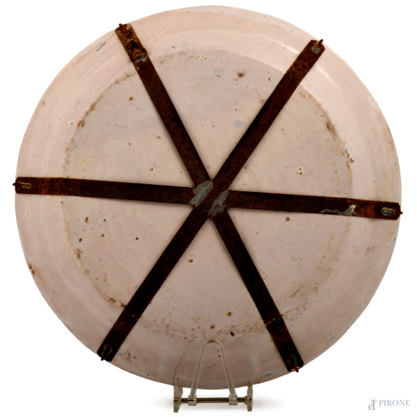 Piatto in ceramica dipinta in policromia, XX secolo, diametro cm 42,5, (difetti)