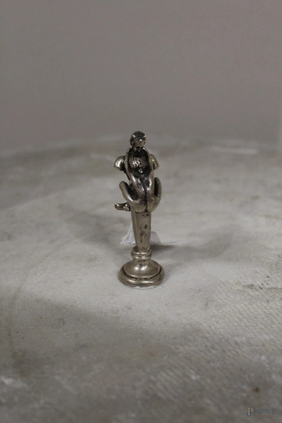 Antico sigillo in argento sormontato da scene erotiche, h. 7,5 cm