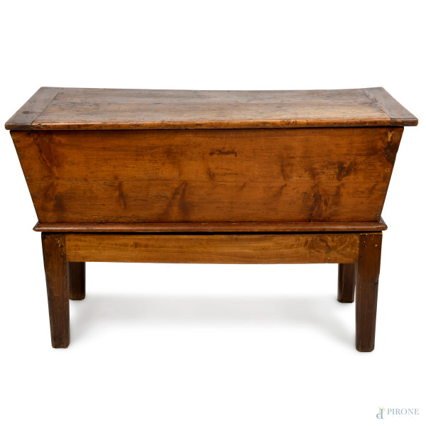 Madia in legno dolce, cm XVIII-XIX, cm 38x124,5x55,5, (segni di usura del tempo, graffi, fori di ...