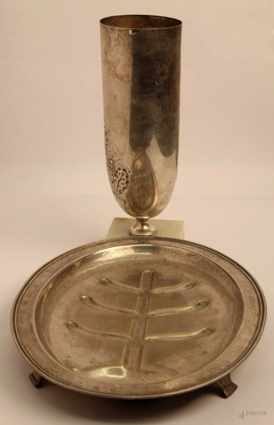 Lotto di una pesciera in metallo, 38x27 cm, ed una coppa in metallo sbalzato con base in onice, h. 32 cm