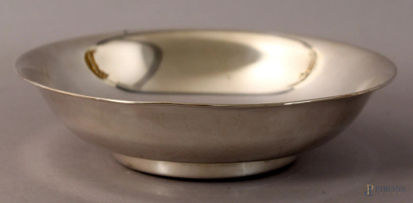 Centrotavola di linea tonda in argento, diametro 20 cm.