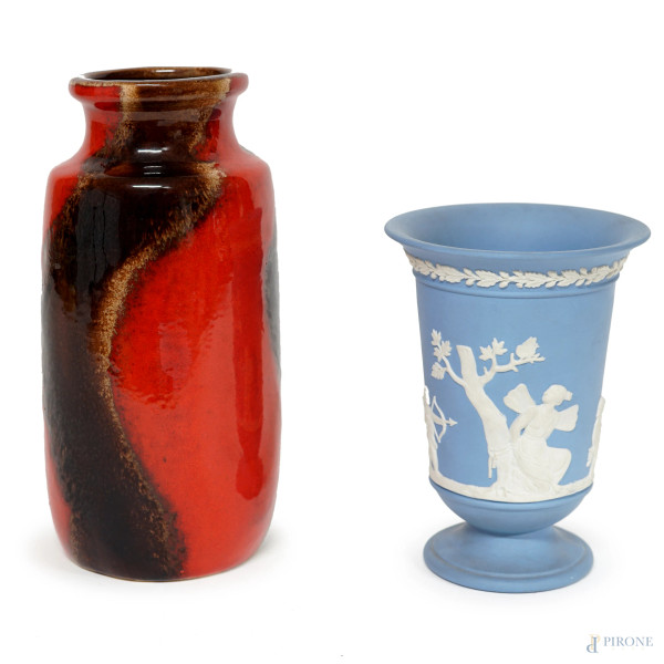 Lotto di due vasi in ceramica smaltata W. Germany e porcellana Wedgwood, XX secolo, h max cm 20