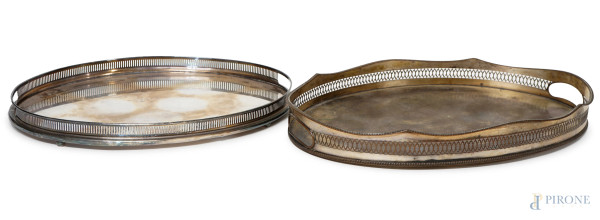 Lotto di due vassoi ovali in metallo argentato con bordi traforati a ringhierina, XX secolo, misure max cm h 5x46x30, (segni del tempo)