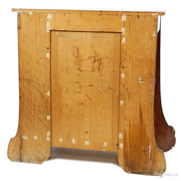 Mobile in stile Liberty in legno impiallacciato con decori floreali incisi e sportello centrale d...