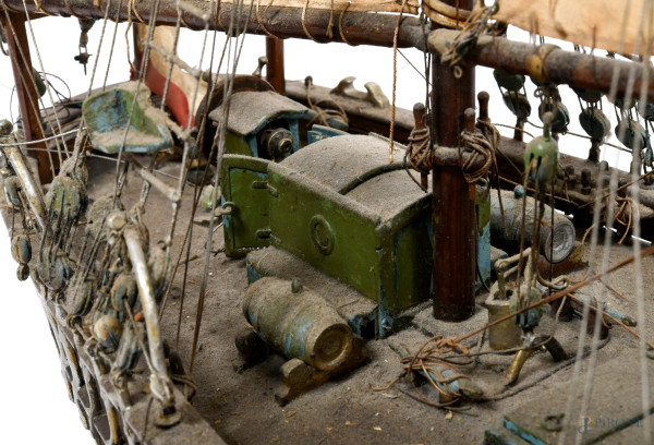 Modello di veliero in legno e tessuto, cm 118x134,x31 (difetti)