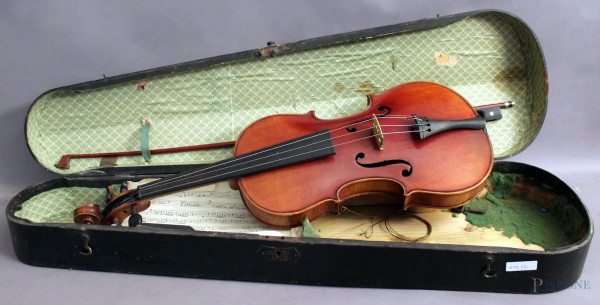 Violino,del XIX sec., cm 60, completo di custodia.