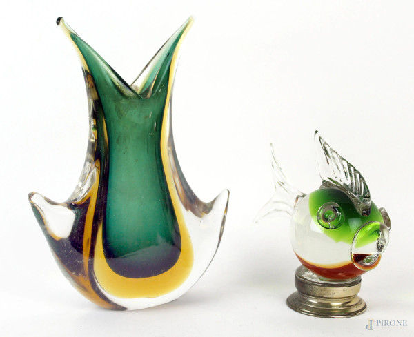 Lotto di due oggetti in vetro sommerso di Murano nei toni del verde e del giallo, alt. max cm 19,5, (difetti)