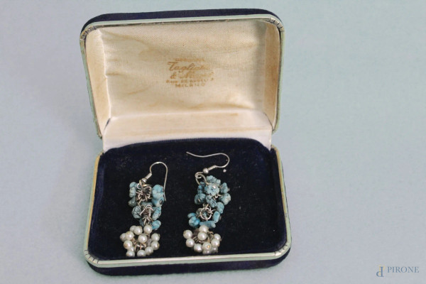 Antica coppia di orecchini in argento con turchesi e perle.