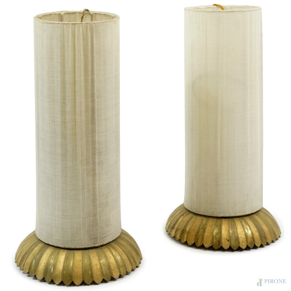 Coppia di lampade vintage, XX secolo, basi lavorate a foggia di petali in metallo dorato, cm h 52, (difetti)