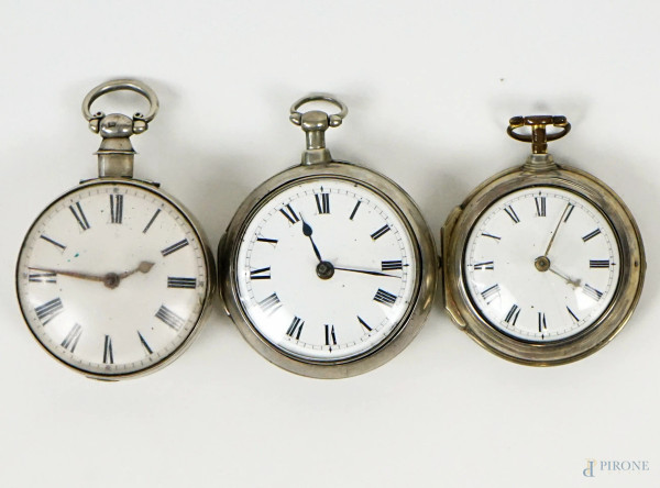Lotto di tre orologi da tasca con casse in argento, XIX secolo, diam. max cm 6, (difetti, meccanismi da revisionare)
