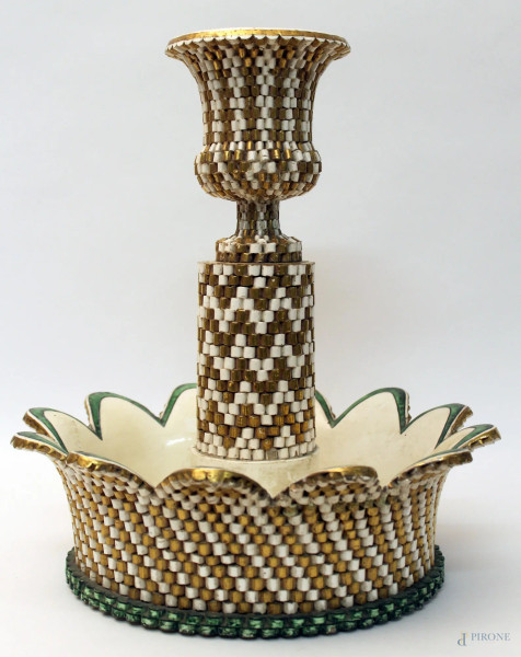 Alzata centrotavola in ceramica giustiniana con particolari dorati, H 36 cm.