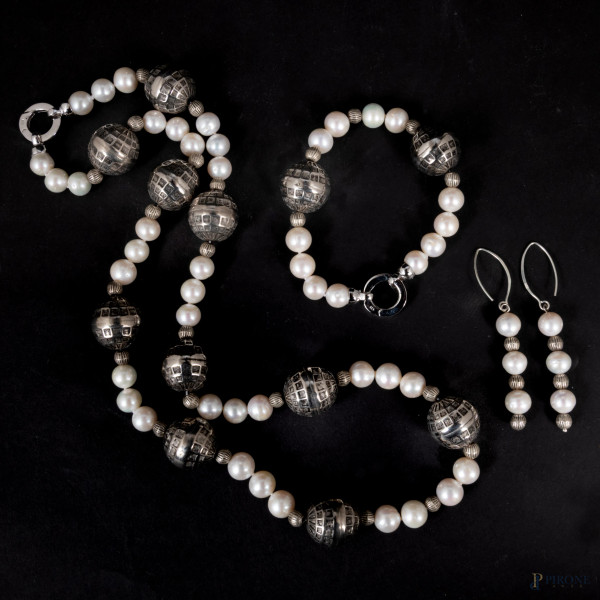 Parure con perle e argento, lunghezza collana cm 66; lunghezza bracciale cm 20