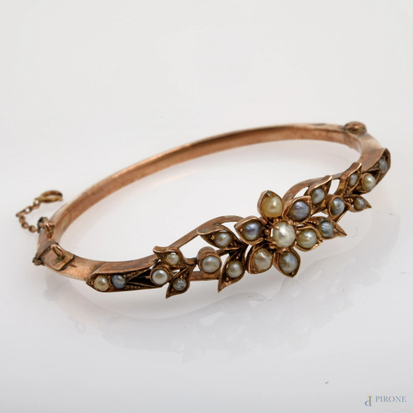 Bracciale rigido in oro basso e perle, cm 6x5,5, peso lordo gr 12