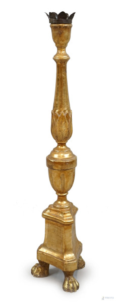 Candeliere in legno intagliato e  dorato a mecca, tre piedi leonini, XIX secolo,  cm h 57,5, (difetti).