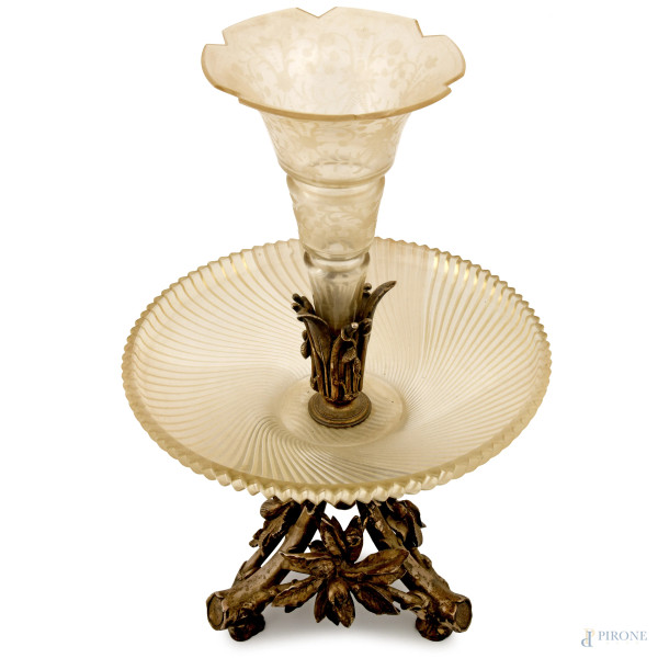 Elegante centrotavola Christofle con struttura a treppiede decorata con motivi naturalistici, a s...