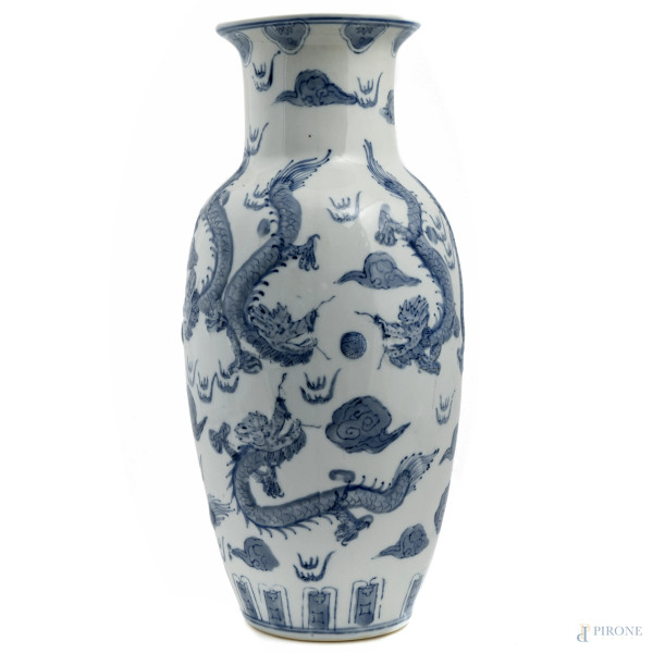 Vaso in porcellana bianca decorata con dragoni volanti nei toni dell'azzurro. Cina, XX secolo, altezza cm 40, (lievi segni di usura)
