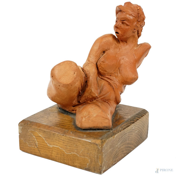 Scultura in terracotta raffigurante un nudo femminile, base in legno, XX secolo, firmato, altezza cm 16