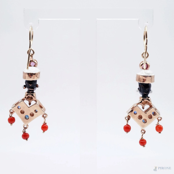Coppia di orecchini moretti in oro 9 kt e argento 925 con pietre preziose incastonate, busto impr...