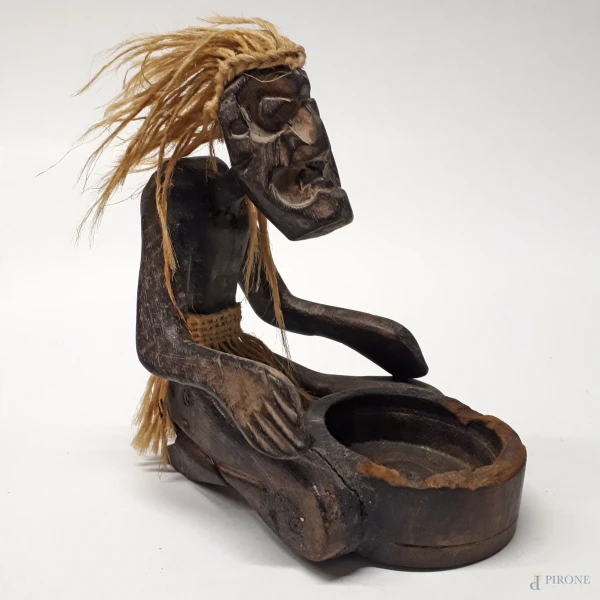 Arte Coloniale africana, Suonatore di tamburo, raffinata scultura in legno e corda, cm 13x10x15