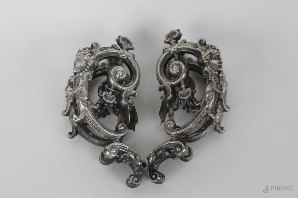 Due manici in argento sbalzato e cesellato, decori a volute e profili femminili, altezza cm. 13, peso gr. 120