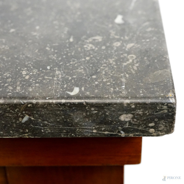 Consolle francese stile impero in piuma di mogano con piano rettangolare in marmo, montanti anter...