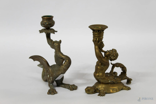 Lotto composto da due candelieri in bronzo diversi raffiguranti soggetti mitologici, H 18 cm e H 17 cm.