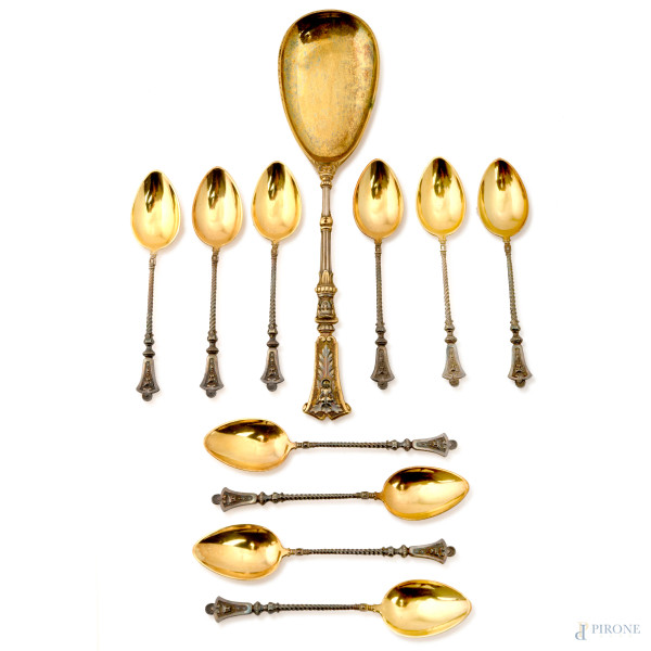 Lotto  composto da 10 cucchiaini (cm 10,5) e da un cucchiaio (cm 19,5) in argento vermeil, peso totale gr. 150