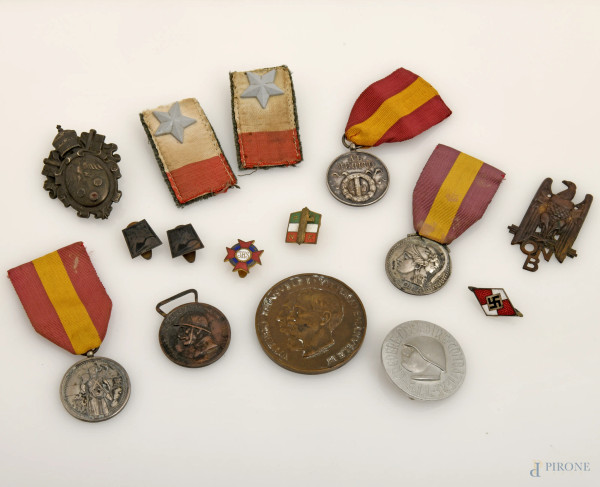 Lotto di medaglie, mostrine e spille, misura massima cm 8, (difetti)