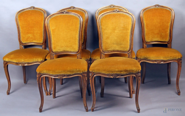 Lotto composto da sei sedie in noce con sedile e dorsale in velluto giallo.
