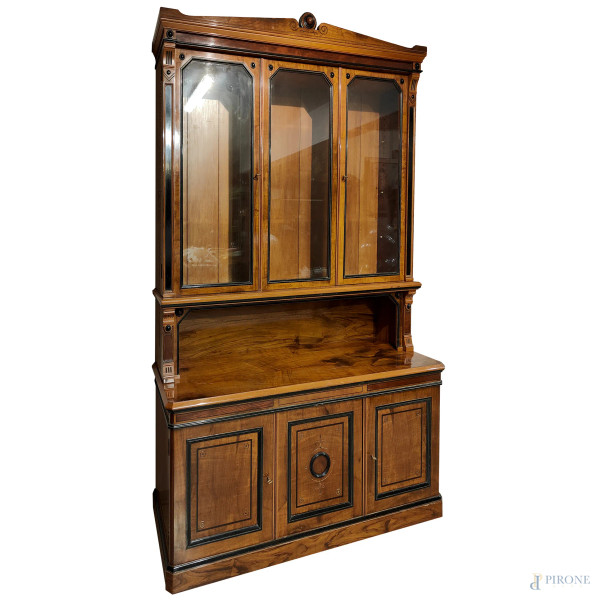 Credenza a doppio corpo in noce con alzata a tre ante vetrate modanate e coronamento centinato a medaglione tornito. Fianchi lisci. Parte inferiore con 2 ante riquadrate affiancanti finto sportello centrale. Decorato con elementi laccati neri, XX secolo, cm241x152x55, (graffi e piccoli segni di usura)