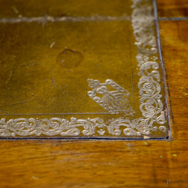 Mobile a doppio corpo in radica, due sportelli e un cassetto a ribalta inferiori con cassettini e...