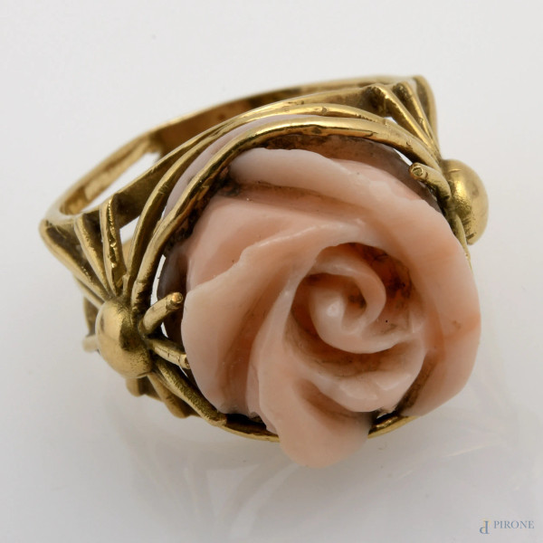 Anello in oro giallo 18 kt con rosa in corallo, peso gr 9, misura 19,5