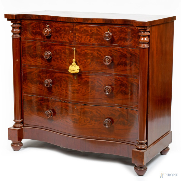 Comò impiallacciato in piuma di mogano a fronte mosso con cinque cassetti fiancheggiati da coppia di colonnine, XX secolo, cm 114x123x57,5, (segni di usura, scalfiture, graffi)