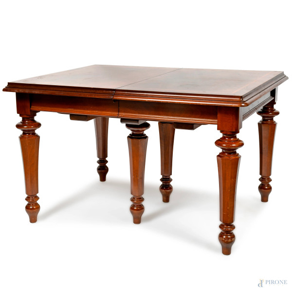 Tavolo rettangolare apribile in mogano e varie essenze con gambe tornite, cm 78x128x100, 4 prolunghe (cm 40 cad.), XIX secolo, (lievi segni di usura)