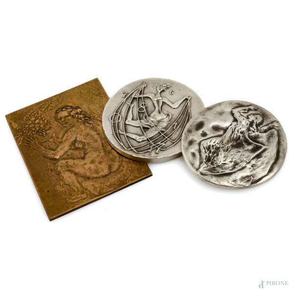 Lotto di tre medaglie in metallo a firma rispettivamente di Pericle Fazzini, Francesco Messina e Luciano Minguzzi, XX secolo, misura massima cm 11x8, entro cofanetti