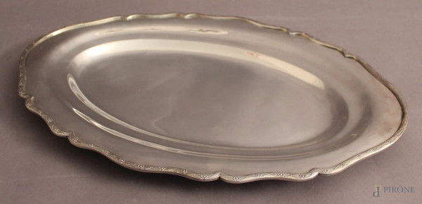 Vassoio di linea ovale in argento con bordo lavorato, cm 44 x 30, gr. 950.