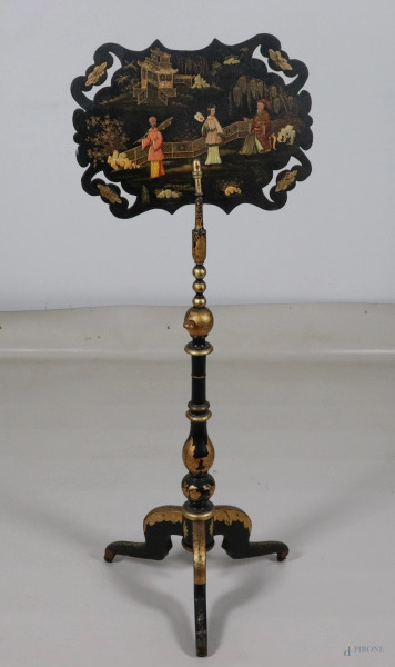Parascintille in legno laccato nero con decori dorati a cineserie ad altezza regolabile, XIX-XX secolo, altezza massima cm 137, (segni di usura, scalfiture, cadute di doratura, mancanze, difetti)
