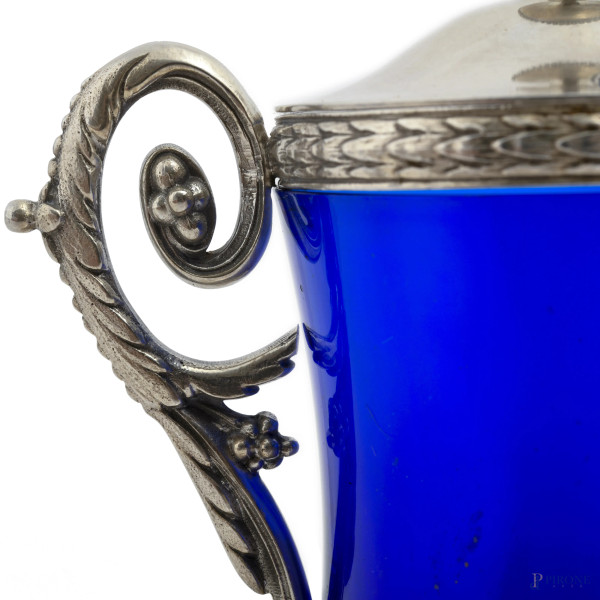 Lotto di sette oggetti in argento e vetro blu cobalto, XIX secolo, misure massime cm 14x21x11