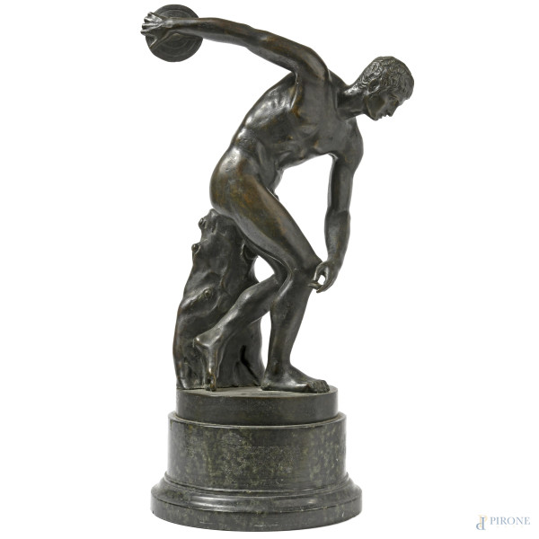 Discobolo, bronzo su base in marmo, XIX-XX secolo,altezza cm 48, (difetti)