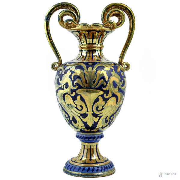 Vaso biansato a lustro in ceramica Gualdo Tadino, XX secolo, altezza cm 32, (lievi cadute di colore, lievi sbeccature)