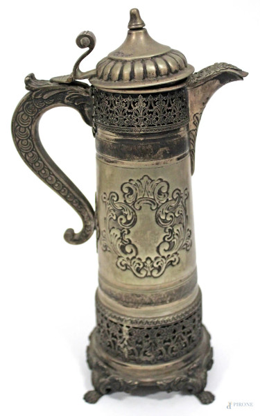 Versatoio in argento cesellato e traforato poggiante su quattro piedi leonini, H 33 cm, gr 1080.