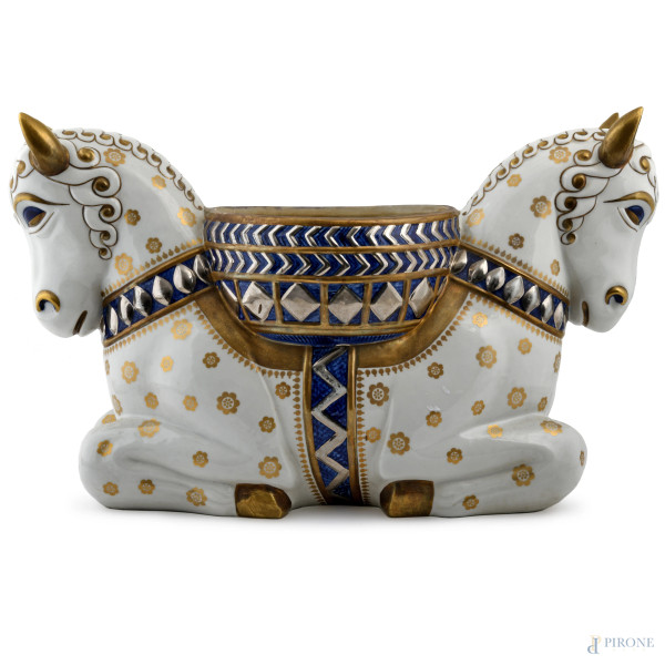 Portavaso in porcellana a fondo bianco smaltata e dorata, XX secolo, cm32,5x51x22, (difetti, segni di usura, cadute di colore)