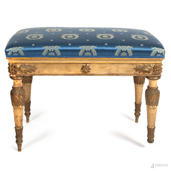 Sgabello con struttura in legno intagliato e dorato. Seduta imbottita e rivestita in tessuto nei toni del blu e del panna, XIX secolo, cm 52x46x69, (segni di usura, lacerazioni, rotture, restauri, mancanze, difetti, cadute di colore, scalfiture)