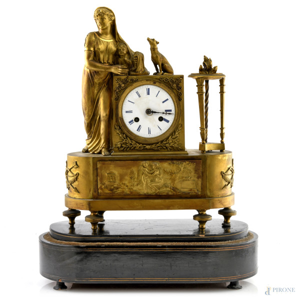 Orologio in antimonio dorato con vestale e bambino e cane con base in legno laccato, XIX-XX secolo, misure complessive cm 49x36x20, (segni di usura, difetti, da revisionare)
