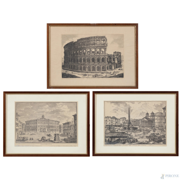 Lotto di tre incisioni raffiguranti vedute dei monumenti di Roma, XX secolo, misura massima cm 37,5x55,5, entro cornice (segni di usura, segni di piegatura, brunitura della carta)