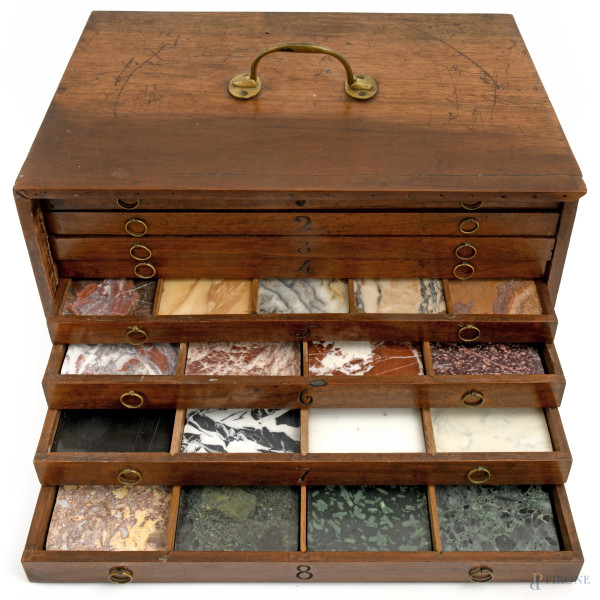 Campionario di marmi in legno caratterizzato da 8 cassetti, di cui cinque a dieci scomparti e tre...