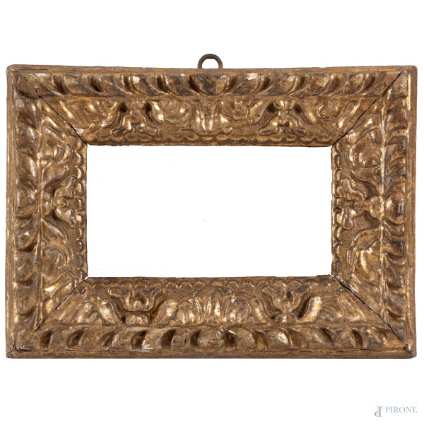 Cornice in legno intagliato e dorato, XVIII secolo, cm 32x45, luce cm 14x27, (segni di usura, cadute di doratura, scalfiture)
