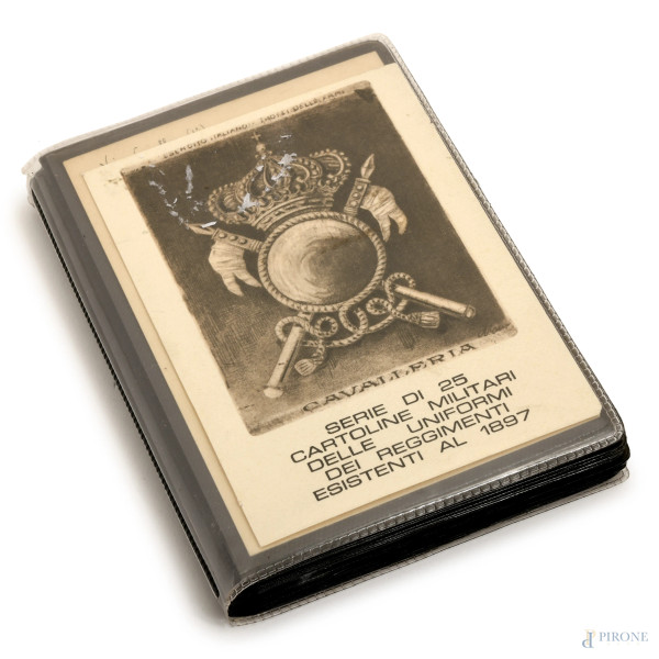 Album di 25 cartoline militari delle uniformi dei reggimenti esistenti al 1897, XX secolo, cm 14,5x10, (difetti)(